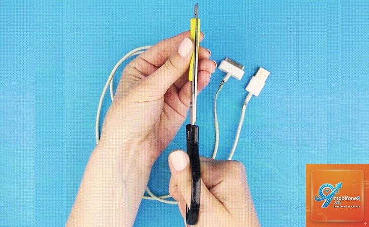 cách thay cáp sạc iPhone - Hình 2