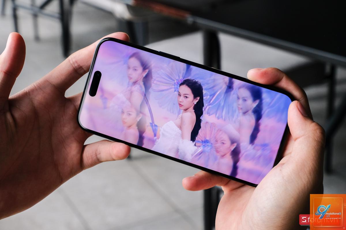 So Sánh iPhone 15 Pro Max Và Samsung Galaxy Z Flip7 - Hình 4