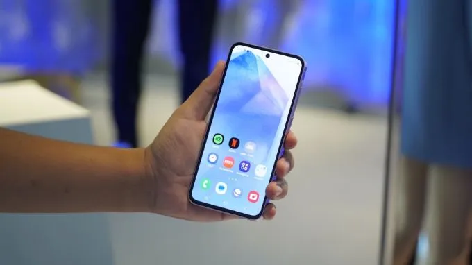 So Sánh iPhone SE 2022 Và Samsung Galaxy A56 - Hình 4